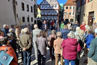 Mit persönlichen Erinnerungen und Anekdoten nahm Alt-OB Hermann Faul rund 45 Teilnehmerinnen und Teilnehmer mit auf eine besondere Zeitreise durch Nördlingen.