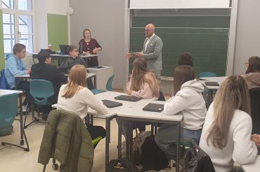 Digitalminister Dr. Fabian Mehring auf Klassenbesuch bei einer 9. Klasse der PWS Donauwörth.