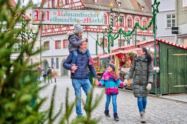 Eine Familie auf dem Weihnachtsmarkt 