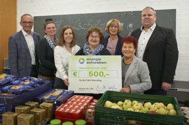 Stefanie Kneißl, Marketing und Unternehmenskommunikation energie schwaben, Daniel Weißenburger, Gewerbekundenberater energie schwaben, und Helmut Kaumeier, Kommunalkundenmanagement energie schwaben, übergaben die Spende offiziell im Haus St. Emmeram.