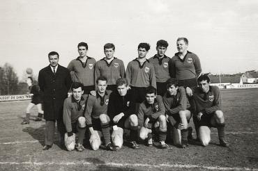 Gerd Müller (stehend, 3. von rechts) 1963 mit dem TSV Nördlingen bei einem Jugendturnier in Ansbach.