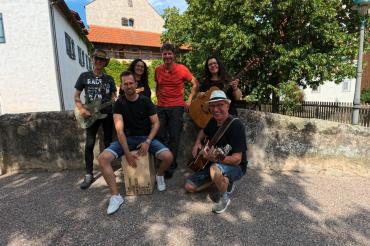 OB-Kandidat Udo Dreher (rotes T-Shirt) mit der Band Saitenschlag.