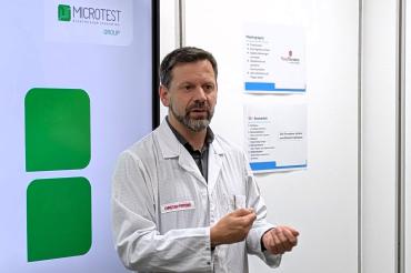 Christian Pfefferer (Vice President Operations, RoodMicrotec) stellte das Unternehmen und seine Dienstleistungen im Rahmen einer Betriebsbesichtigung „TCW on Tour“ vor. 