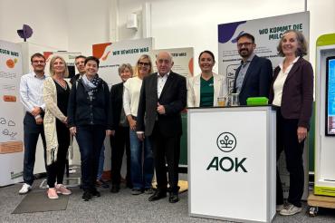 Elternbeirat, Konrektorin Sandra Lüftl (fünfte von rechts), Förderverein mit Gottfried Hänsel (vierter von rechts), AOK-Direktorin Michaela Kluger (dritte von rechts) und Bürgermeister Dr. Martin Drexler (zweiter von rechts) freuen sich über eine gelungene Veranstaltung