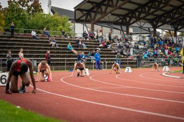 Start für die Staffeln über 4x100m der Weiblichen Jugend mit Pauline Roßmann auf Bahn 2