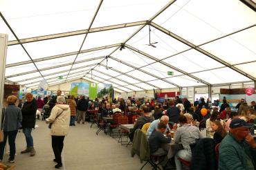 Immer ein Magnet auf der DONAURIES-Ausstellung: Die Landkreishalle mit dem Biergarten