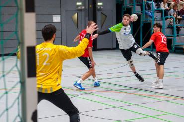 Mark Krebs (Nr. 5) zeigte erneut eine solide Leistung und erzielte ein Tor bei der Niederlage gegen den TSV Wertingen