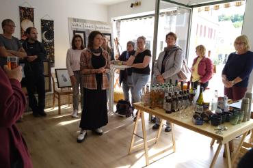 Malerin Franziska Groß bei ihrer Finissage in Harburg.