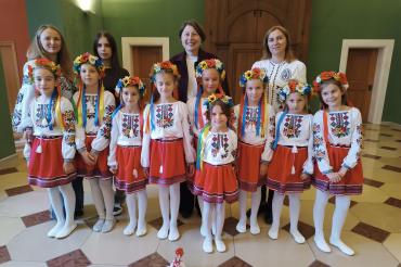 ukrainische Mädchen verzauberten mit traditionellen ukrainischen Tänzen