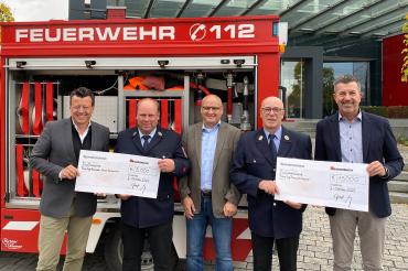Die feierliche Übergabe der Spendenschecks fand am 21. Oktober am Standort Hamlar statt (v. l. Dr. Steven Althaus, Michael Schweizer, Martin Paninka, Christian Lix und Egbert Wenninger).