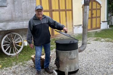 Museumsmitglied Leo Ziegelmayr am Kartoffeldämpfer