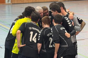 Die zweite Herrenmannschaft musste im Derby zwar eine Niederlage einstecken, zeigte aber eine geschlossene und kämpferische Mannschaftsleistung.