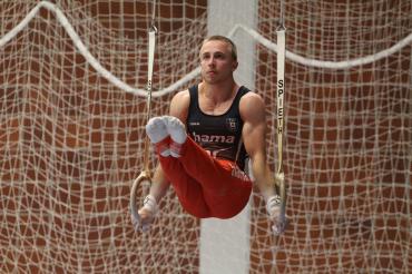 Julius Hartrich an den ringen