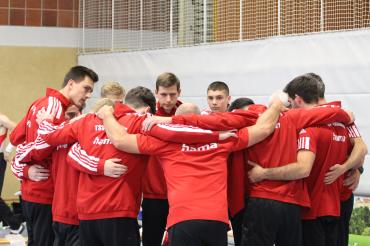Die Mannschaft des TSV Monheim schwört sich auf den Wettkampf ein.