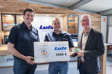 Lutz Gruppe händigt einen Scheck aus