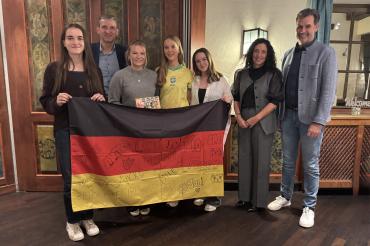 Sarah Lindemayr, Clubpräsident Frank Ruf, Malou Linder, Frida Wippermann, Mia-Sophie Schneid, die Jugenddienstbeauftragten Brigitte Ulbricht und Thomas Schröter. 