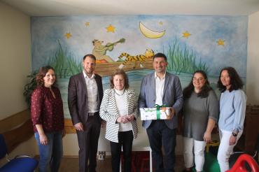 Bei der feierlichen Praxisübergabe von Dr. Wiedemann-Volk (3.v.l.) an Dr. Amjad Alarbid (4.v.l.) waren auch Oettingens Erster Bürgermeister Thomas Heydecker (2.v.l.) und das Praxispersonal zugegen.