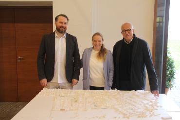 Jan Gienau (l.), Jana Heinson und Mathias Hähnig mit ihrem Gewinnermodel des Wohnpark Osts.