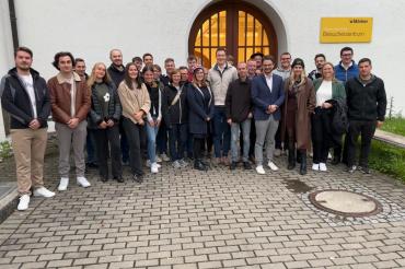 Die Mitglieder der Jungen Union Schwaben waren sichtlich beeindruckt von den Dimensionen der Kalk- und Zementproduktion der Märker-Gruppe in Harburg.