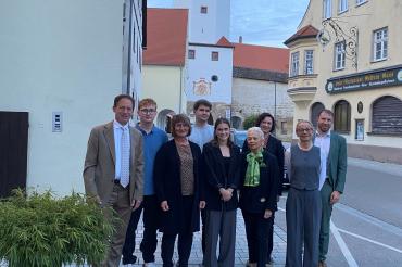 Stipendiaten und Stiftungsmitglieder vor dem Boteco La Dhany do Brasil in Oettingen  (von links): Stiftungsbeirat und Bürgermeister Stadt Wassertrüdingen Stefan Ultsch,  Dominik Stöckelhuber, Stiftungsbeirätin und ehemalige Oettinger Bürgermeisterin  Petra Wagner, Julian Seefried, Lena Marie Wiedemann, Stiftungsgründerin und  beirätin Ingrid Kollmar, Stiftungsbeirätin und stellvertretende Vorständin der  Sparkasse Donauwörth Kathrin Schön sowie Stiftungsvorstand Pia Kollmar.