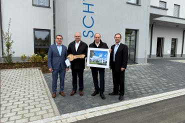 Symbolische Schlüsselübergabe bei der Eröffnung des neuen gesundheitlichen Förderzentrums in der Donauwörther Parkstadt (v. l.): Josef Hertle (Geschäftsführer Krätz Bau), Michael Kruck und Alexander Lehmann (Vorstand der Raiffeisen-Volksbank Donauwörth eG) und Robert Tews (Projektleiter Krätz Bau). 