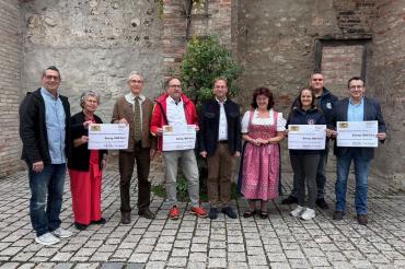 V.l.n.r.: Stefan Seuberth, Leni Stiglmair und Johannes Richter (alle Hörgeschädigtenverein Nordschwaben), Rolf Bergdolt (DLRG Mönchsdeggingen), MdL Wolfgang Fackler, Erna Dirschinger, Anna Haller und Johannes Müller (beide Wasserwacht Bäumenheim) und Branko Schäpers (Caritasverband für den Landkreis Donau-Ries). 