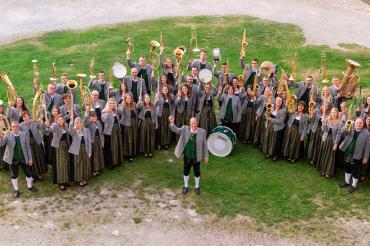 Das Bild zeigt die Musikerinnen und Musiker der Stadtkapelle Harburg e.V. mit Stadtkapellendirigent Franz Fischer.