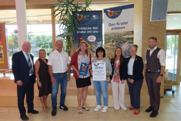 Michael Stocker (Schulamtsdirektor), Michaela Wurm-Schaffer (Elternbeirat), Armin Sailer (Elternbeirat), Carola Haan (Konrektorin), Ursula Hertle (Rektorin), Heike Burkhardt (Geschäftsführerin Geopark Ries e. V.), Susanne Richt (Geopark Ries e. V.), Thomas Heydecker (Bürgermeister)