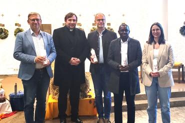 V.l.n.r.: Landrat Stefan Rößle, Pfarrer Markus Lidel, Martin Stumpf, Kaplan Jerome Muyunga, Marina Lesiak-Kienmoser