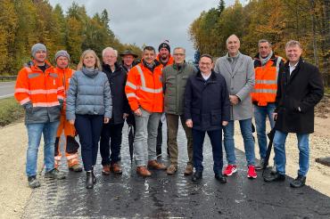 Im Rahmen einer gemeinsamen Besichtigung haben Ulrich Lange, Parlamentarischer Staatssekretär beim Bundesministerium für Verkehr, MdB Christoph Schmid sowie die Bürgermeister der Gemeinden Marktoffingen, Helmut Bauer, und Fremdingen, Frank Merkt die Fortschritte beim Bau des neuen Geh- und Radwegs entlang der B 25 besichtigt.
