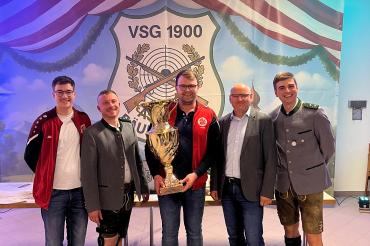 Die Siegerehrung mit der Übergabe des Wanderpokals. Auf dem Bild zu sehen (von links): Simon Neubauer, Mathias Uhl, Stefan Kleinle, Bürgermeister Martin Paninka, Simon Lechner.