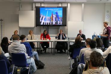 Ein Höhepunkt des Tages war die Podiumsdiskussion mit fünf Landtagsabgeordneten verschiedener Parteien: Marina Jakob (Freie Wähler), Stephanie Schuhknecht (Bündnis 90/Die Grünen), Ulrich Singer (AfD), Dr. Simone Strohmayr (SPD) und Wolfgang Fackler (CSU) stellten sich den Fragen der Jugendlichen.