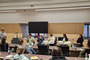 Landrätin Claudia Marb, Yasin Akyüz (Stadtjugendpflege Donauwörth – Jugendcafé Donauwörth), Fabienne Kroiss (Sozialpädagogin FIB und CaRe-Projekt Caritas) sowie Jörg Fischer (Quartiersmanager Parkstadt) teil. Die Moderation übernahm Sylvia Huber.