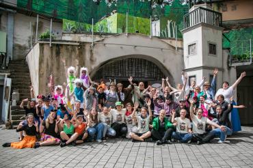 Das Team des Stücks "Die Bremer Stadtmusikanten" freut sich über den 2. Platz beim Larifari-Preis.