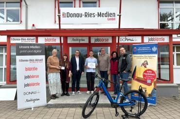 Von links sind folgende Personen zu sehen: Christiane Kickum (Fachbereichsleitung Kultur und Stadtmarketing, CID), Sarah Braun (Gewinnerin des 250 Euro City-Gutschein), Matthias Stark (Geschäftsführer der Donau-Ries-Medien GmbH), Simon Schmid (Gewinner der 20.000 Euro Traumküche), Heinz Dallmaier (Geschäftsführer der Küche & Wohnkultur Dallmaier GmbH), Inge Knötzinger (Gewinnerin des E-Bikes), Simon Bayer (Mitarbeiter E-Biker Stable Deiningen).