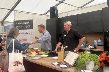 Haben die Besucher*innen auf der Donauries-Ausstellung mit Leckereien versorgt: Die Donau-Ries-Aktuell-Redakteure Thomas Oesterer (links) und Manuel Habermeier (rechts).