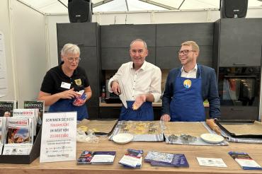 Auf dem Bild zu sehen (von links): Christiane Kickum (CID), Hubert Aiwanger (Bayerischer Staatsminister für Wirtschaft, Landesentwicklung und Energie) und Matthias Stark (Geschäftsführer Donau-Ries Medien GmbH). 