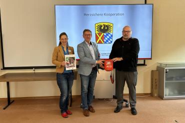 Carmen Uhl (Leitung Fachbereich 30: Sicherheit, Ordnung, Gewerberecht), Landrat Stefan Rößle und Dietmar Engelhard.