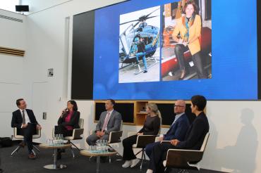 Das Bild zeigt von links: Peter Rief (Airbus), Landtagspräsidentin Ilse Aigner, Stefan Thomé (CEO-Airbus), Susanne Drexhage (Airbus), Bolker Zimmermann (HWK) und Dorothee Buhmann (IHK)