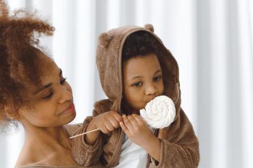 Kleinkind Umgang mit Süßem