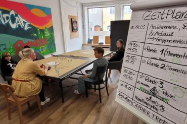 Beim „World Café“, einem bekannten Beteiligungsformat, hatten Jugendliche zwischen 12 und 18 Jahren am Samstag, den 27. September 2025, im Jugendcafe Donauwörth die Gelegenheit, genau darüber ins Gespräch zu kommen. Diese Chance nutzten sie mit großem Engagement und vielen frischen Ideen.