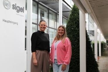 Marlene Lindner (l.) begrüßt die neu Auszubildende Marietta Wiest (r.) bei Sigel in Mertingen.