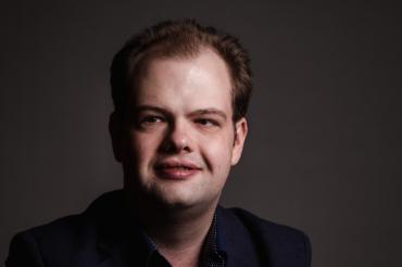 Das Bild zeigt Simon Holzwarth.