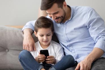 Eltern sollten zunächst gemeinsam mit ihrem Kind die Welt der digitalen Medien erkunden.