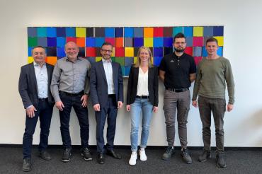 Das Führungsteam der Südstahl GmbH & Co.KG, v.l.n.r.: Peter Birkner (Leiter Technik und Vertrieb), Thomas Siegl (Stellvertretender Leiter Technik und Vertrieb), Ulrich Käuferle (Geschäftsführer), Dr. Monika Käuferle (Leiterin Kaufmännische Verwaltung), Maximilian Jaud (Stellvertretender Leiter Produktion) und Oliver Wetzenbacher (Leiter Produktion).