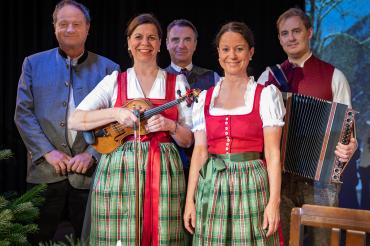 Pfarrer Rainer Maria Schießler mit dem Dreigesang Geschwister Siferlinger und Matthias Pürner.