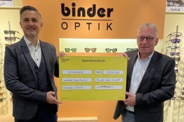 Groß war die Freude, als Christian Wolff (links im Bild), Leiter des Binder Optik Fachgeschäftes in Nördlingen, den Spendenscheck an Manfred Steger, den 1. Vorsitzenden des Lebenshilfe Donau-Ries e.V. überreichen durfte.