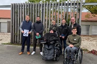 Auf dem Bild zu sehen (von links) Messebauer Josef Schmid (JWS), Christian Trollmann (Landratsamt Donau-Ries), Matthias Küffner (Inklusionsrat Nördlingen), Melanie Fischer, Noah Berber (Landratsamt Donau-Ries), Erwin Seiler (2. weiterer Stellvertreter des Landrats) und Maximilian Späth (Landratsamt Donau-Ries).