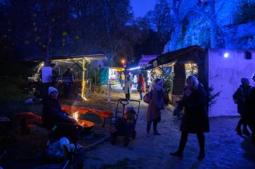 Rund um den Mangoldfelsen laden Markstände zu Glühwein, Punsch und Süßigkeiten ein. 
