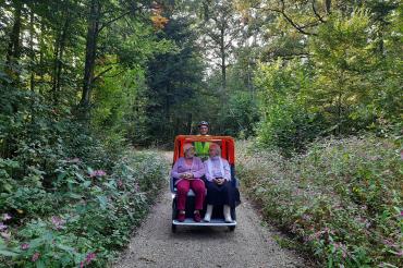 Ausflugsfahrt mit Karl-Heinz Vogel und seiner E-Rikscha in den Wald bei Wemding. 